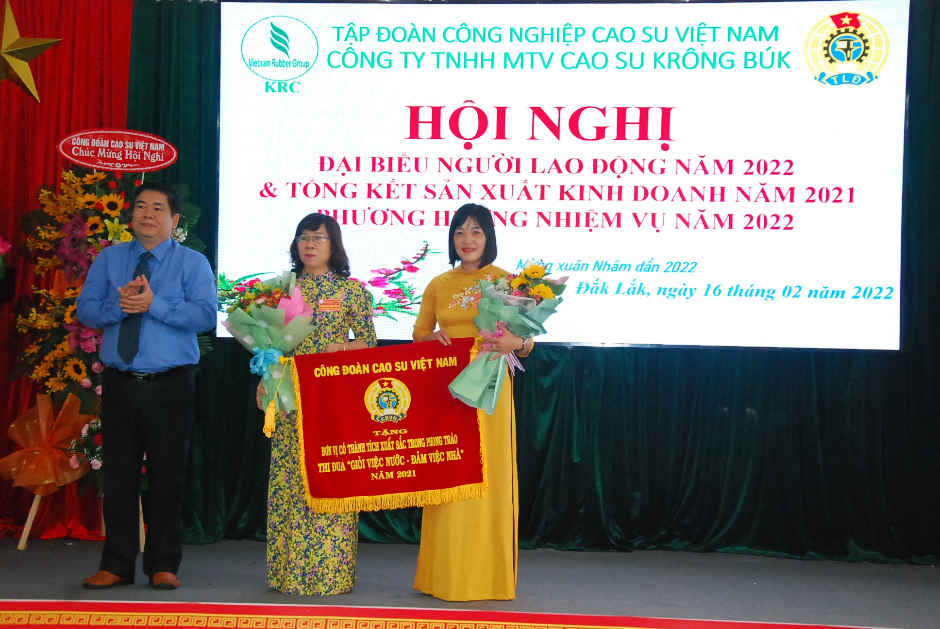Ông Võ Việt Tài Phó chủ tịch CĐCSVN tặng cờ thi đua cho Công đoàn Công ty  